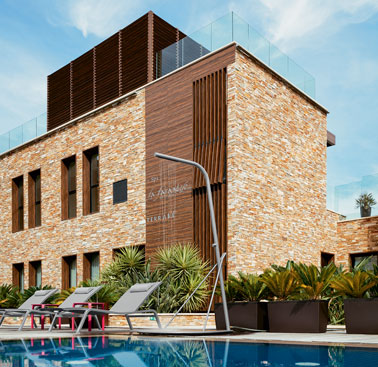 transat et douche exterieure au bord de la piscine Transats modulables et empilables, accompagnés d’une table basse et d'une douche extérieure, le mobilier adéquat pour vous prélasser sous un beau ciel bleu et un soleil éclatant. Mobilier extérieur