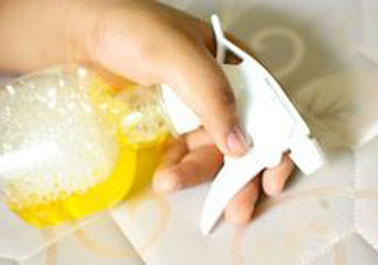 Pour désinfecter un matelas, fabriquer soi-même son désinfectant avec plusieurs huiles essentielles au citron, au lemongrass, à l'eucalyptus, ou au tea tree.