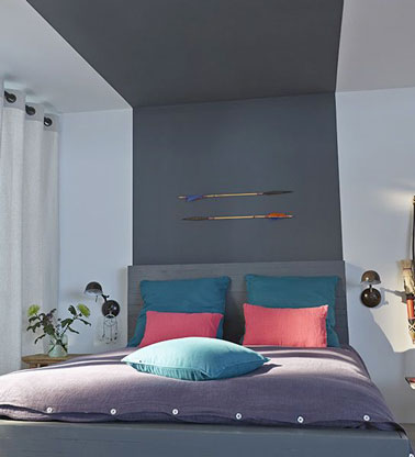 Une tête de lit en palette prolongée avec de la peinture sur le plafond, une bonne idée pour agrandir la pièce et obtenir une déco unique dans une petite chambre 