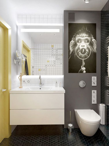 Des meubles surélevés pour gagner de la place dans cette petite salle de bain qui mise sur une déco ludique et originale avec des touches de gris et de jaune ! 
