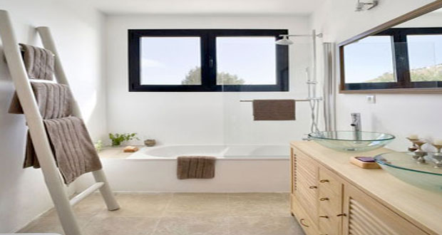 Faites le plein d'astuces déco et de conseils afin d'aménager une petite salle de bain fonctionnelle et pratique qui ne manque pas de style et de charme !
