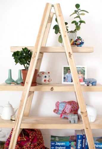 Avec une échelle et des planches de pin , créer un bureau original et unique, pour ranger tous types d’objet, que ce soit livres, pots de fleurs, chaussures, etc…