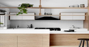 En papier-peint, en carrelage ou adhésif, découvrez des idées originales pour vous inspirer afin d'installer une crédence stylée qui dynamisera votre déco cuisine !