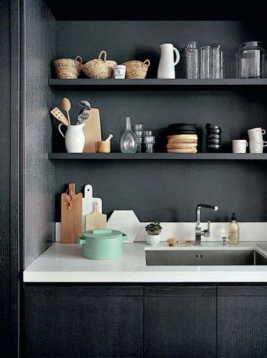Voici une cuisine qui ne manque pas de caractère ! La crédence gris anthracite fait un joli contraste avec un plan de travail blanc pour une déco très chic 