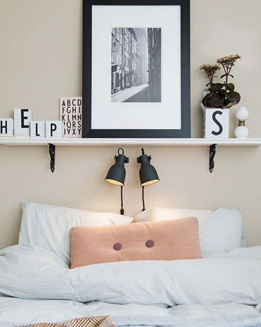  Rien de plus simple et de plus déco que d'installer une étagère avec des bibelots en guise de tête de lit ! Mission réussie dans cette chambre scandinave !