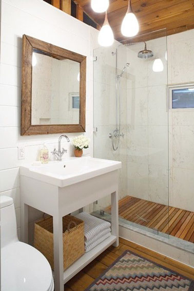Parquet et dalles de caillebotis posées dans la douche italienne apportent un style cosy à cette petite salle de bain aménagée avec goût et hyper pratique ! 
