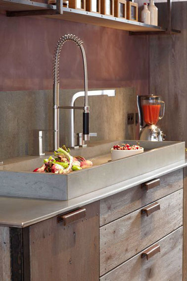 Pleine de charme, cette cuisine rustique est mise en valeur par une crédence composée de pierre d’Anroche gris vert qui souligne la déco originale et naturelle 