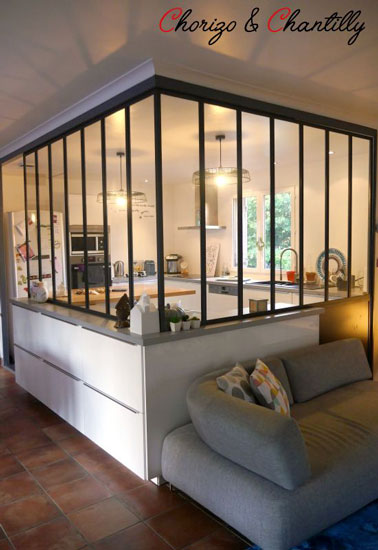 Pour agrandir l'espace et obtenir davantage de luminosité, une verrière intérieure style atelier aménagée entre la cuisine et le salon c'est pratique et super déco
