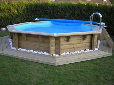 Aménagée avec une margelle en bois et des galets blancs, cette piscine hors sol est ultra zen et reposante afin de passer des moments tranquille dans le jardin 