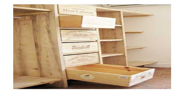 Pour résoudre vos problèmes de rangement des vêtements voici une astuce par chère pour fabriquer un dressing sur mesure avec des caisses en bois.