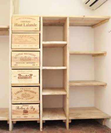 Pour fabriquer ce dressing sur mesure, assembler les caisses en bois sur un bloc étagères monté avec des planches en pin et fixer les autres étagères en appui sur le mur
