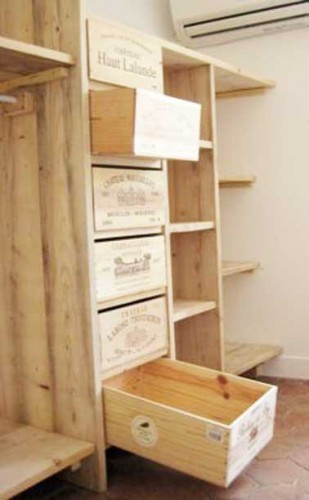 Pour faciliter l'ouverture des tiroirs du dressing, enduire le dessous des caisses en bois de savon de Marseille sec.