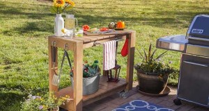 Une desserte de jardin, le meuble indispensable près du barbecue ou de la table de jardin. Voici comment faire une desserte de jardin en bois avec roulettes à déplacer dans le jardin