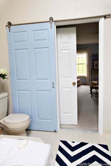 Idéale pour maximiser l'espace et déco dans la salle de bain, voici une porte coulissante réalisée avec une porte de récup qui est hyper tendance et pratique ! 