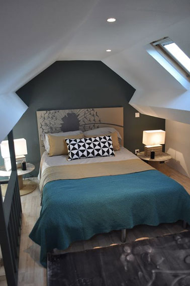 Une tête de lit réalisée grâce à une toile de peinture sublime la déco de cette chambre taupe ! Une idée de tête de lit astucieuse qui ravira les plus créatifs. 