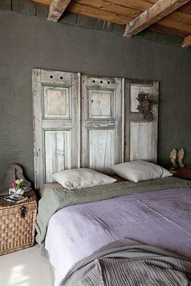 Pas chère et déco comme tout, cette tête de lit réalisée à partir de volets de récup donne un charme absolu à cette chambre parentale esprit campagne chic !