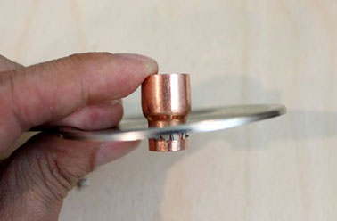 Pour le placer la mèche dans le lampion , introduire un manchon de cuivre dans le trou du couvercle . Manchon de cuivre disponible dans les rayons plomberie.