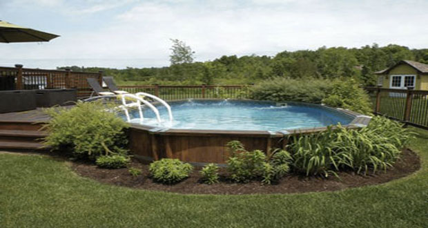 La piscine hors sol est beaucoup plus agréable quand on aménage un cadre déco tout autour favorisant les moments de tranquillité dans le jardin ou sur la terrasse
