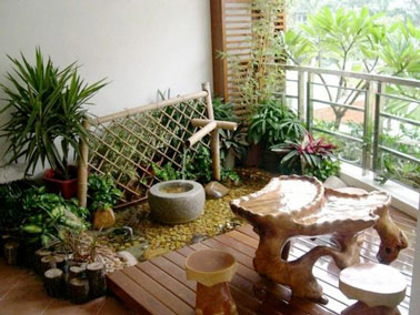 Calme absolu sur ce joli balcon aménagé en jardin zen en plein coeur de la ville ! Avec une fontaine déco et des plantes verte, ce balcon est 100% détente !
