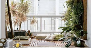 Dalle de caillebotis, plantes vertes, galets et fontaines s'allient de manière déco afin d'aménager un jardin zen 100% bien-être sur le balcon pour se détendre dans le calme