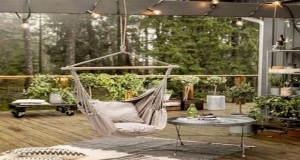 Inspirez-vous de nos idées déco pour aménager une terrasse stylé et tendance avec un fauteuil suspendu ultra confortable et 100% cocooning pour les beaux jours