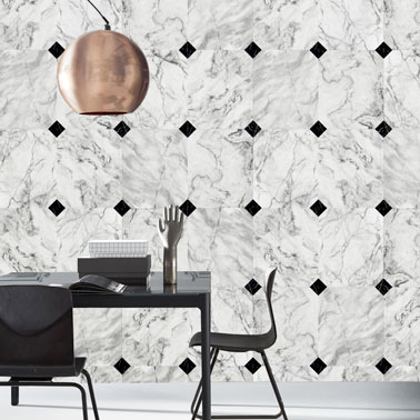 Pour donner de l'élégance à une pièce, le papier peint effet marbre c'est top ! Une bonne astuce déco pour une salle à manger ou une cuisine ultra originale 