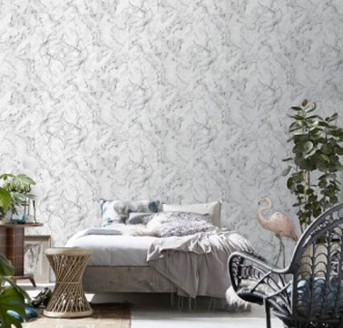 Une déco chambre qui invite au repos avec un papier peint effet marbre qui recouvre les murs pour une ambiance naturelle, détente, pleine d'élégance et de charme 