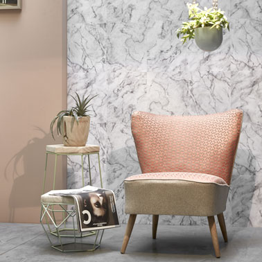 Voilà une déco de salon ultra chic avec un papier peint effet marbre qui donne du caractère à la pièce ! Un effet de matière ultra réaliste pour une salon au top 