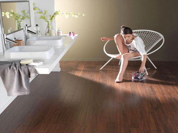 La parquet bambou assure modernité et confort dans cette grande salle de bain à lavabo double vasque 