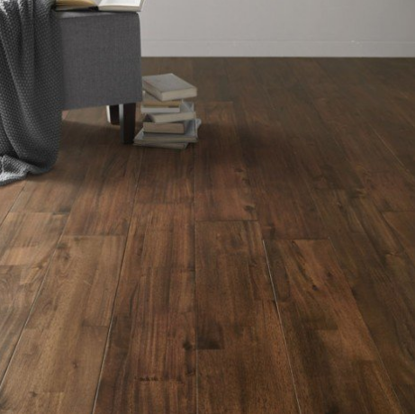 Compatible pour les pièces humides, ce parquet déco à l'aspect vieilli trouvera parfaitement sa place dans une salle de bain bois 