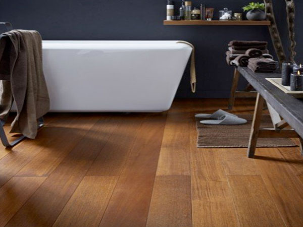 Voilà une salle de bain qui ne manque pas de classe avec un parquet massif en merbau très élégant 