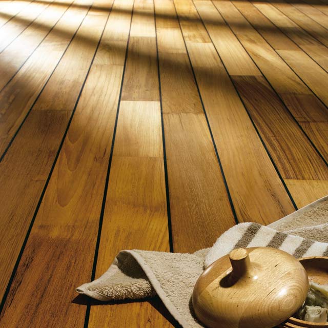Un parquet pont de bateau  en teck qui ne manque pas de charme pour la déco de la salle de bain !