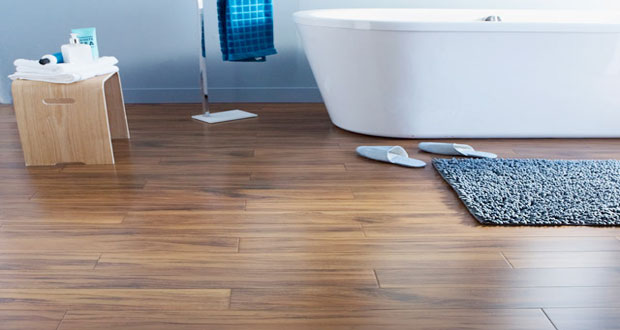 Le parquet salle de bain, c'est tendance et déco ! Voici des idées pour un parquet plein de charme dans une salle de bain ultra agréable et sereine comme tout