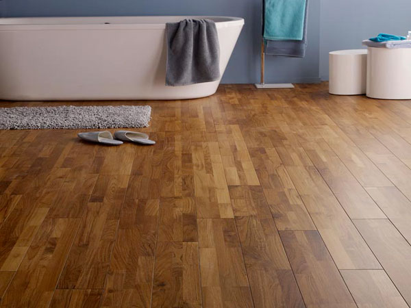 Voilà une salle de bain sympathique avec un parquet en teck vernis où on passerait volontiers des heures à se choyer 