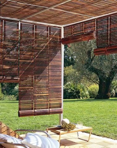 Sur la terrasse du jardin, cette pergola pleine de charme réalisée avec une structure en aluminium et des stores en bois trouve sa place pour notre plus grand bonheur !