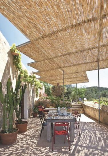 Faisant office de brise-soleil, cette pergola tombe à pic sur la terrasse et favorise les repas à l'ombre des canisses ! Une terrasse top qui vous fera craquer 
