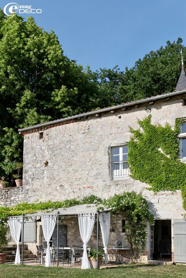Pour bien profiter de la terrasse, créez un espace ombragé avec une pergola et son toit en tuile pour un espace agréable dès l'arrivée des beaux jours et du soleil