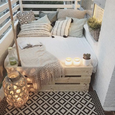 Idéal pour bouquiner à la lumière des lanternes et des bougies, ce petit espace cosy aménagé sur la terrasse fera bien des heureux le soir comme la journée !