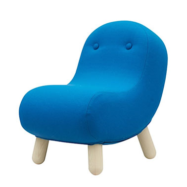 La couleur bleu canard de ce petit fauteuil en tissu et bois de frêne confortable ne manque pas de peps pour agrémenter la déco du salon ou de la chambre des enfants !