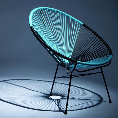 Indémodable et hyper déco, le fauteuil Acapulco séduit grâce à son design ultra coquet et le confort qu'il offre ! Noir et bleu, ce petit fauteuil est très stylé 