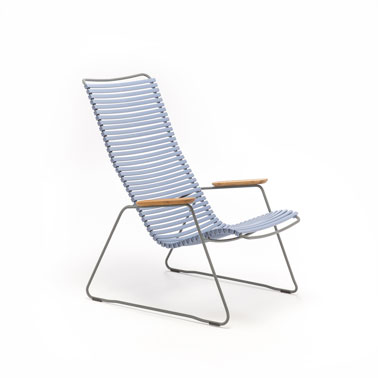 Idéale pour enrichir la déco extérieure, ce petit fauteuil bleu pastel en résine et en acier fera votre bonheur grâce à son confort, sa souplesse et son élégance 