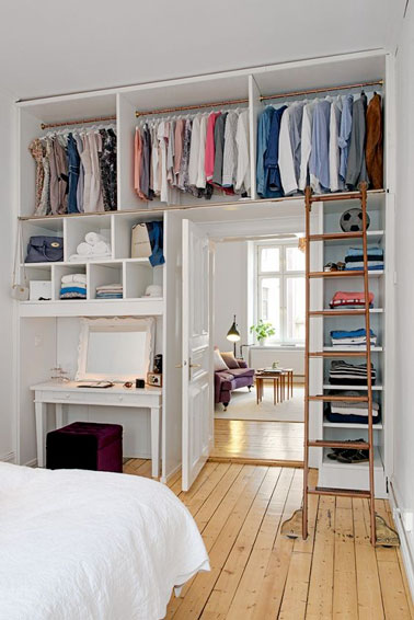 Voilà un dressing ultra malin, prenant place jusqu'au plafond, aménagé dans une petite chambre afin de gagner de l'espace. Des rangements gain de place pour une déco au top 
