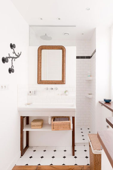 Voilà une petite salle de bain qui sait tirer profit de sa petite superficie tout en restant ultra déco ! Du carrelage métro et un aménagement bien pensé c'est top !