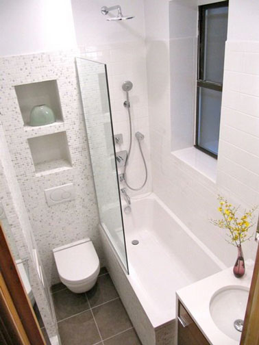 Les meubles surélevés de cette mignonne petite salle de bain blanche permettent de faire de la place au sol et de dégager l'espace pour un espace pratique et déco !