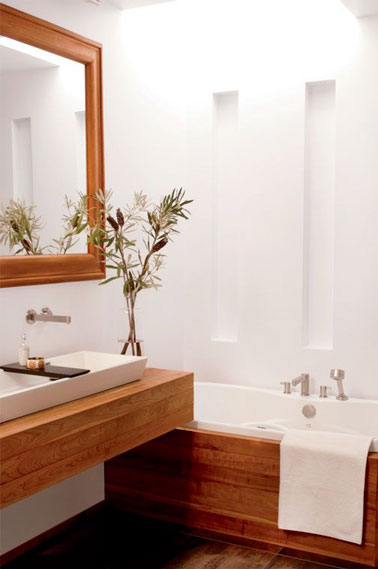 Zen attitude dans cette jolie salle de bain qui mêle le blanc et le bois dans la déco ! Parquet et petite baignoire pour un style épuré et une pièce agréable 