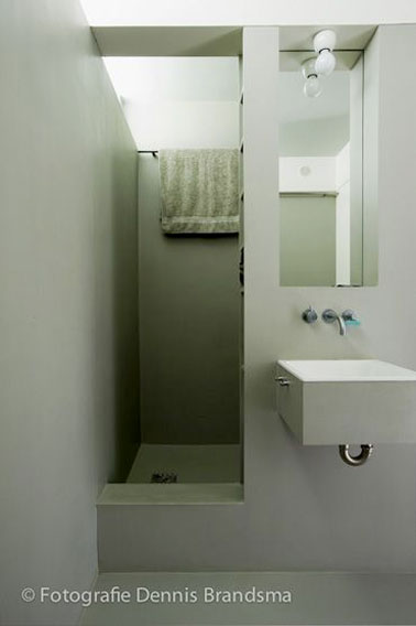Aménagement au top dans cette petite salle de bain verte et grise qui ne manque pas d'allure ! Un espace optimisé pour un espace agréable et tendance 