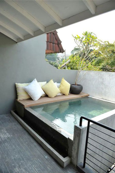 Calme absolu et farniente au programme sur cette jolie terrasse où un espace de repos décoré de coussins colorés a été aménagé au bord d'une petite piscine. 
