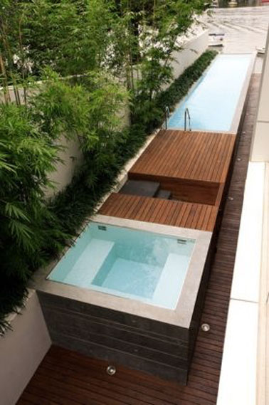 Style design pour cette piscine hors sol en bois aménagée avec un jacuzzi qui est idéal pour se détendre au plus près de la nature et de la végétation aux beaux jours