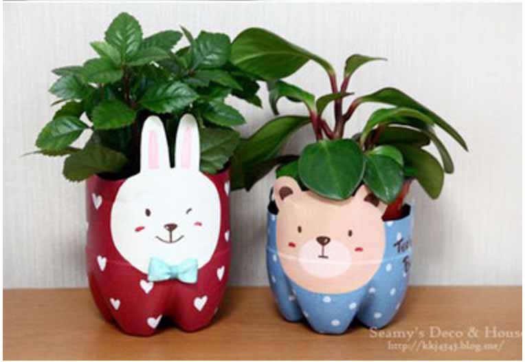 Des bouteilles plastique pour faire des pots de fleurs au décor de petits chat peints sur le pots c’est original, rigolo et pas cher comme idée déco récup. 