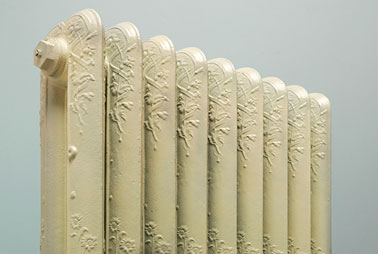 Avec des mouvements rigoureux et amples, utiliser la peinture en bombe pour peindre un radiateur et lui donner un nouvel éclat qui s'accordera à la déco de la pièce.